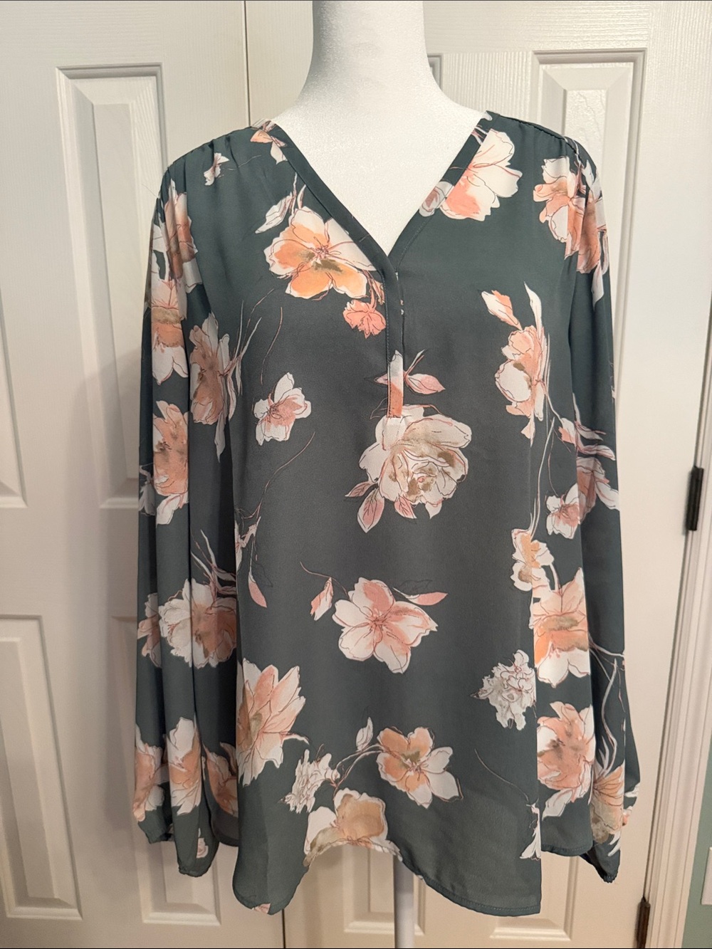 Pleione Gray Floral V-Neck Long Sleeve Tunic with Peach Blossoms